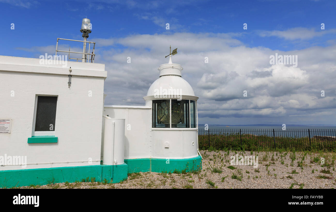 Das Diminutiv Berry Head Lighthouse, betrieben von Trinity House, in der Nähe von Brixham, Devon, an einem teilweise bewölkten Sommertag Stockfoto