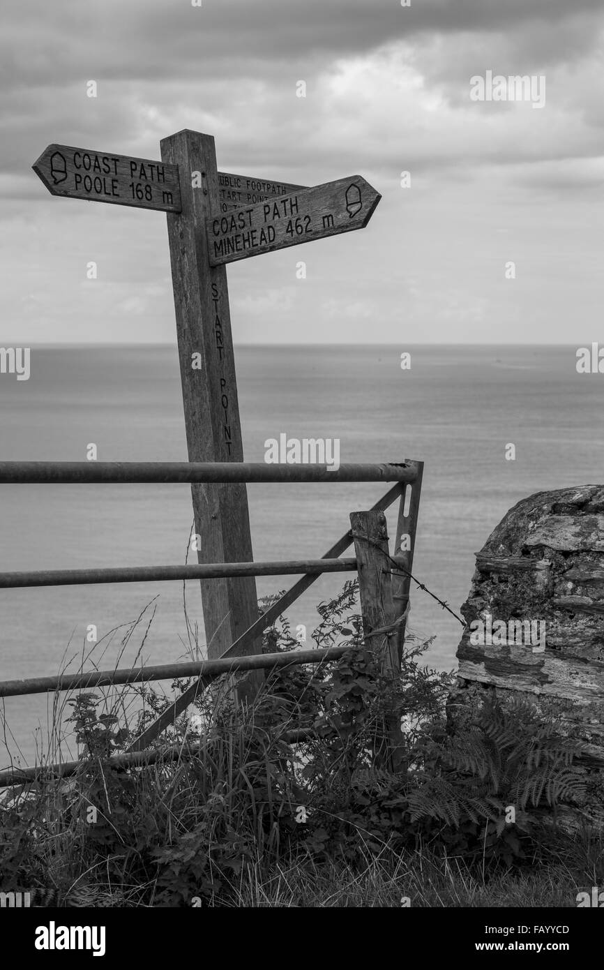 Ein Wegweiser auf dem South West Coast Path, ein national Trail auf Startpunkt, Devon; zeigt Poole 168 Meilen und Minehead 462 Meilen Stockfoto