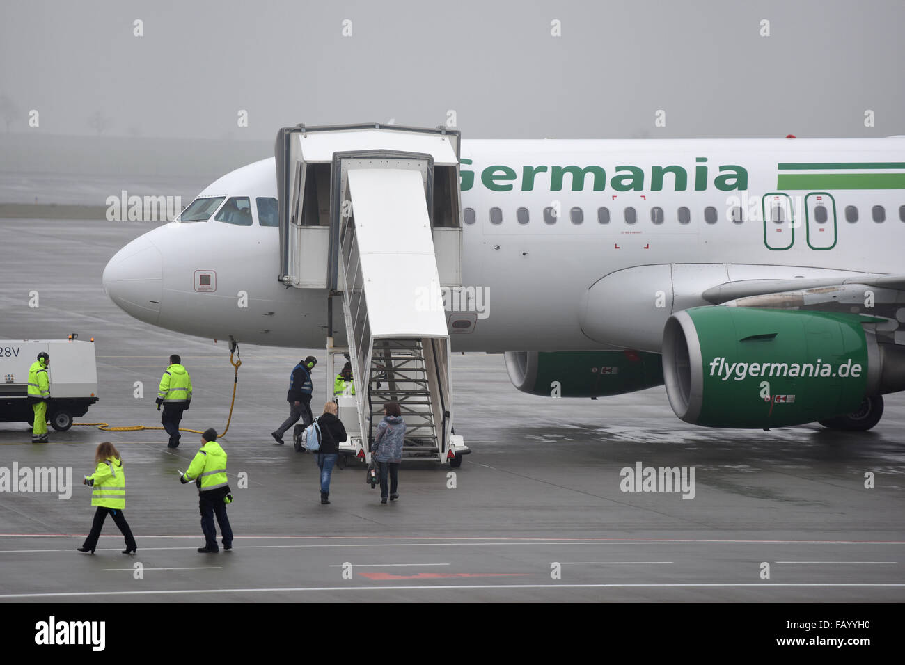 Nur zwei Passagiere zusteigen der Germania Fluggesellschaft Airbus A 319 Flugzeug für den letzten Flug nach Hurghada in Ägypten am Flughafen Kassel-Calden, Deutschland, 6. Januar 2016. Die Nachfrage war niedriger als erwartet, sagte eine Sprecherin des Germania. FOTO: UWE ZUCCHI/DPA Stockfoto