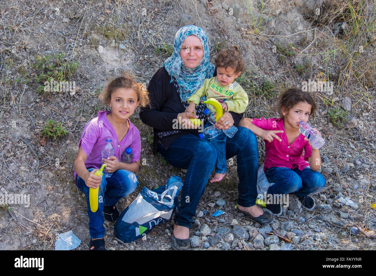 Syrischer Flüchtling Mutter und ihre drei Kinder kurz nach der Ankunft auf der Insel Lesbos nach der Kreuzung in einem Floß aus der Türkei Stockfoto