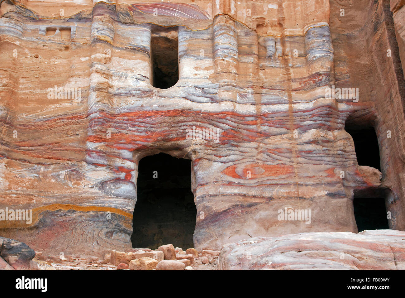 Seide Grab eines so genannten Königsgräber Sandsteinfelsen gehauen in die antike Stadt Petra im südlichen Jordanien Stockfoto