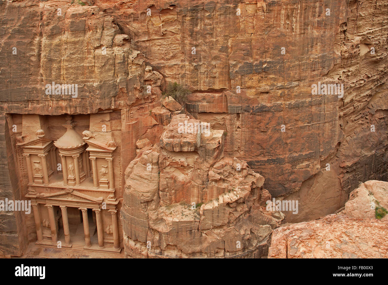 Al Khazneh / The Treasury, geschnitzt aus einem Sandstein Felsen in der antiken Stadt Petra im südlichen Jordanien Stockfoto