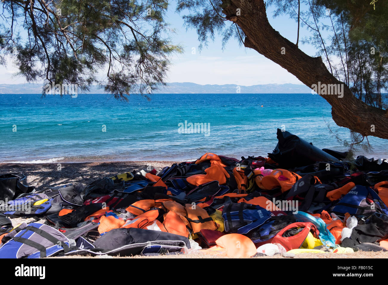 Haufen von Schwimmwesten an einem Strand auf der Insel Lesbos, Griechenland nach verworfen durch die Flüchtlinge aus der Türkei überqueren. Stockfoto
