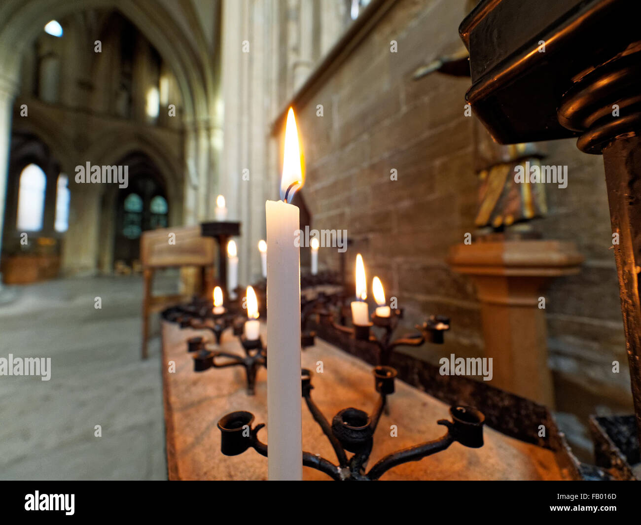Kerzen in der Kirche Stockfoto