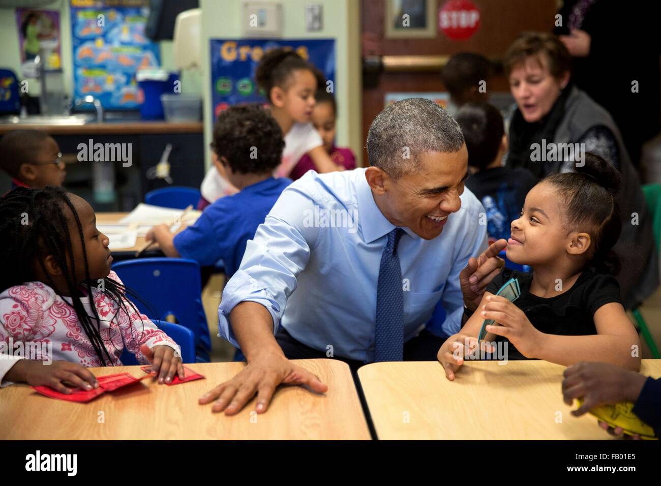 US-Präsident Barack Obama lächelt als He reagiert auf Akira Cooper bei einem Besuch in einem Vorsprung Programm 22. Januar 2015 in Lawrence, Kansas. Stockfoto