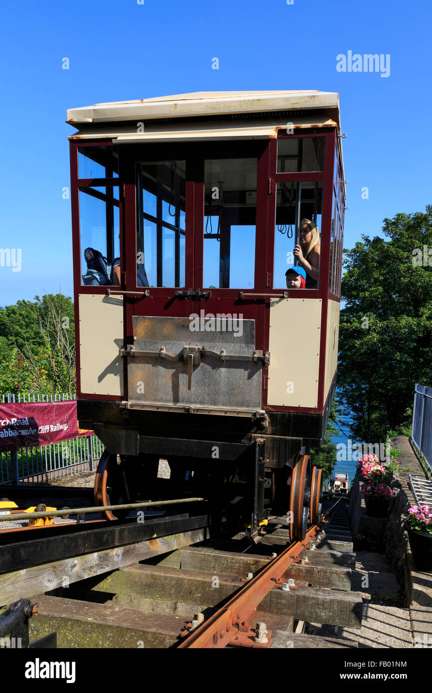 Babbacombe Cliff Railway nähert sich der Gipfel, Urlauber aus Oddicombe Strand, an einem herrlichen Sommertag Stockfoto