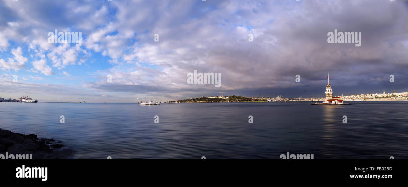 Maiden Tower in İstanbul Bosporus Stockfoto