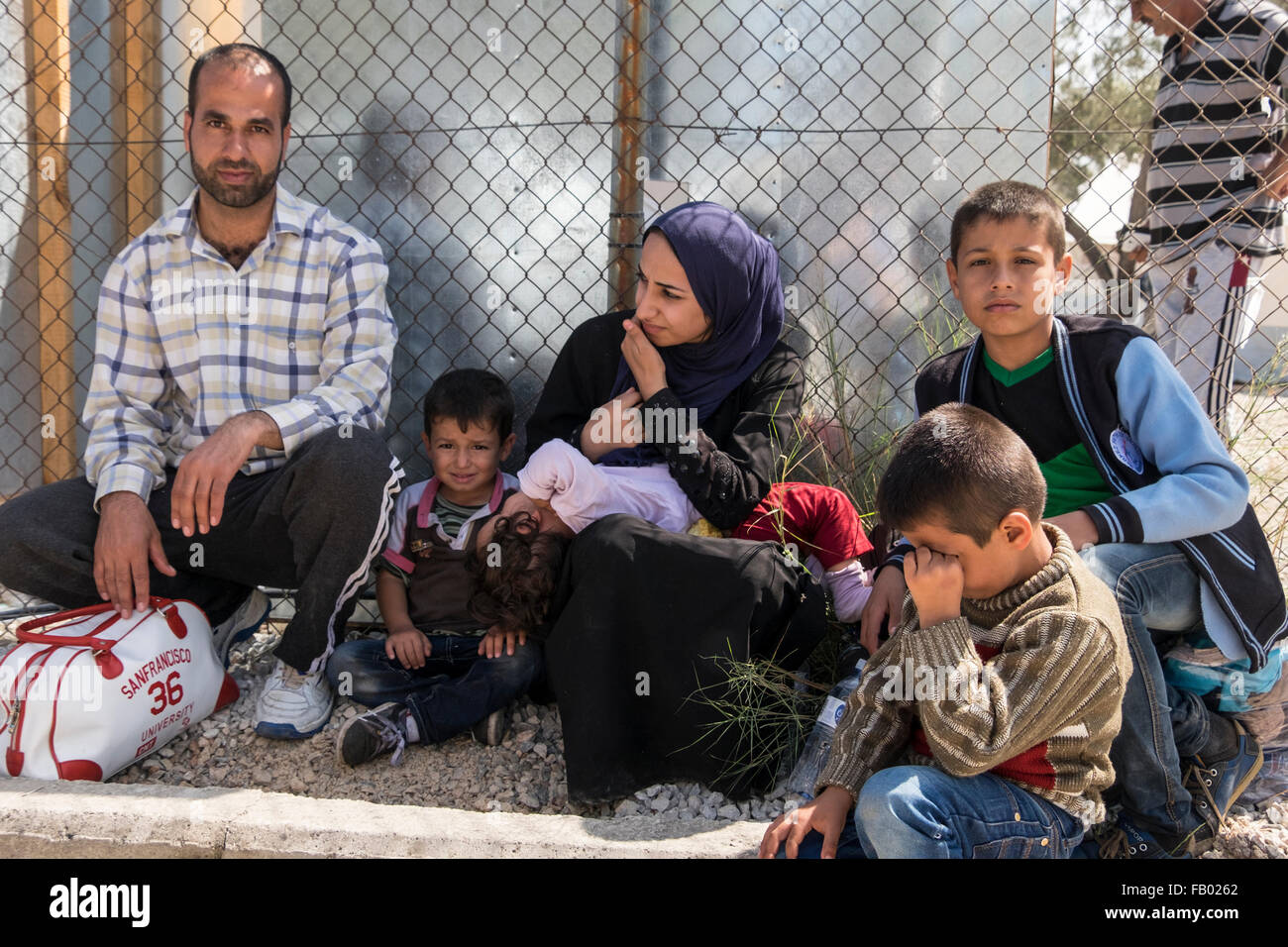 Eine irakischer Flüchtlingsfamilie sucht Zuflucht in dem Kara Tepe Durchgangslager in Mytillene, Lesbos, nach der Kreuzung mit dem Floß aus der Türkei. Stockfoto