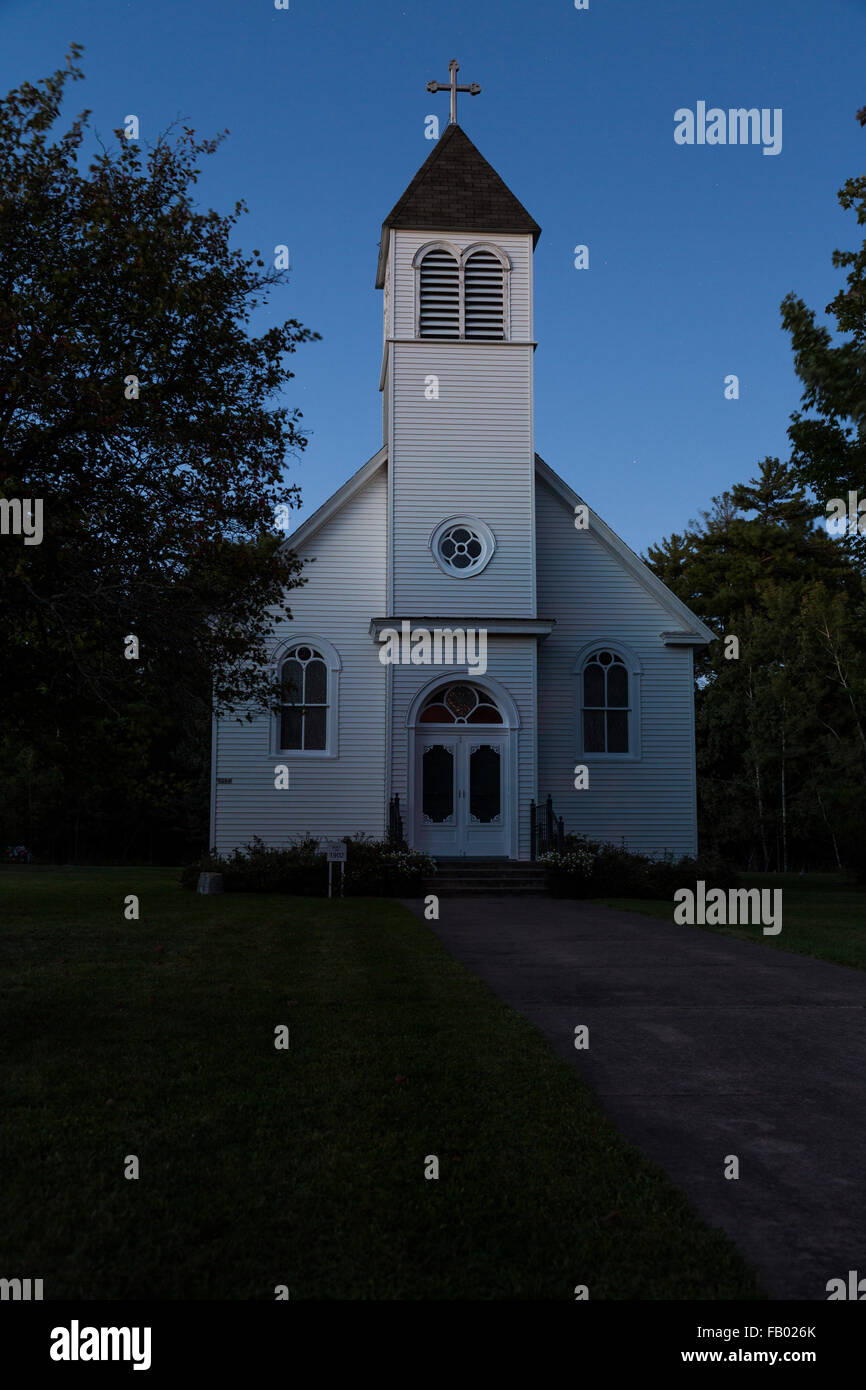 Kirche auf Madeline Island, Wisconsin in der Nacht Stockfoto