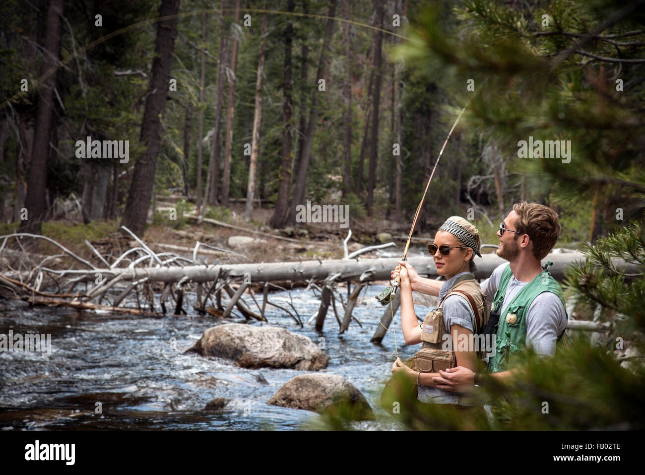 Junges Paar Fliegenfischen zusammen in den Bergen. Stockfoto