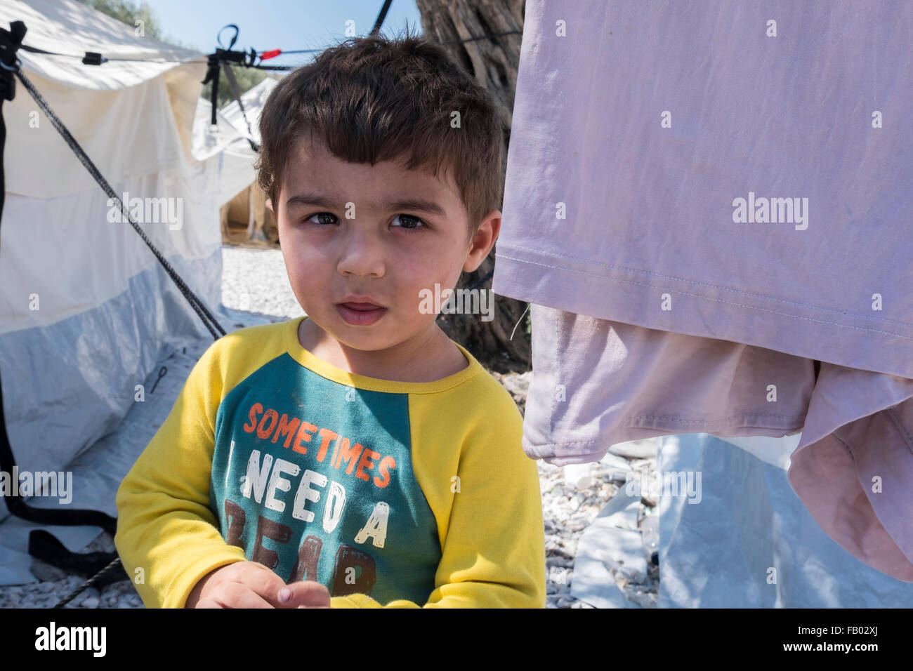 Junge syrische Flüchtlingskind in dem Kara Tepe Durchgangslager auf der griechischen Insel Lesbos Stockfoto
