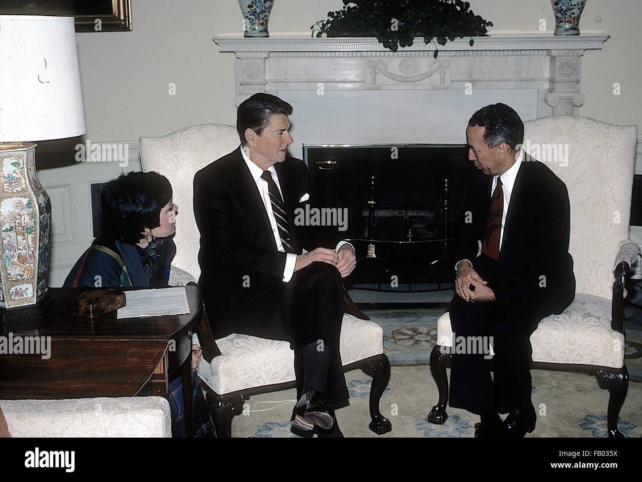 Washington, DC, USA, 10. April 1984 Präsident Ronald Reagan mit Salvador Jorge Blanco der Präsident der Dominikanischen Republik im Oval Office.  Bildnachweis: Mark Reinstein Stockfoto
