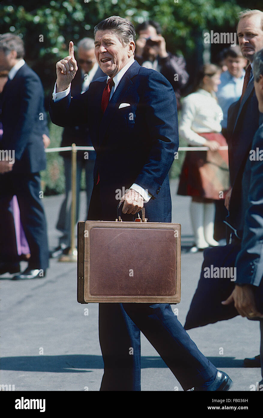 Washington, DC, USA, 1. Oktober 1984 Präsident Ronald Reagan geht zurück auf das Weiße Haus nach der Ankunft auf dem South Lawn in Marine One. Bildnachweis: Mark Reinstein Stockfoto