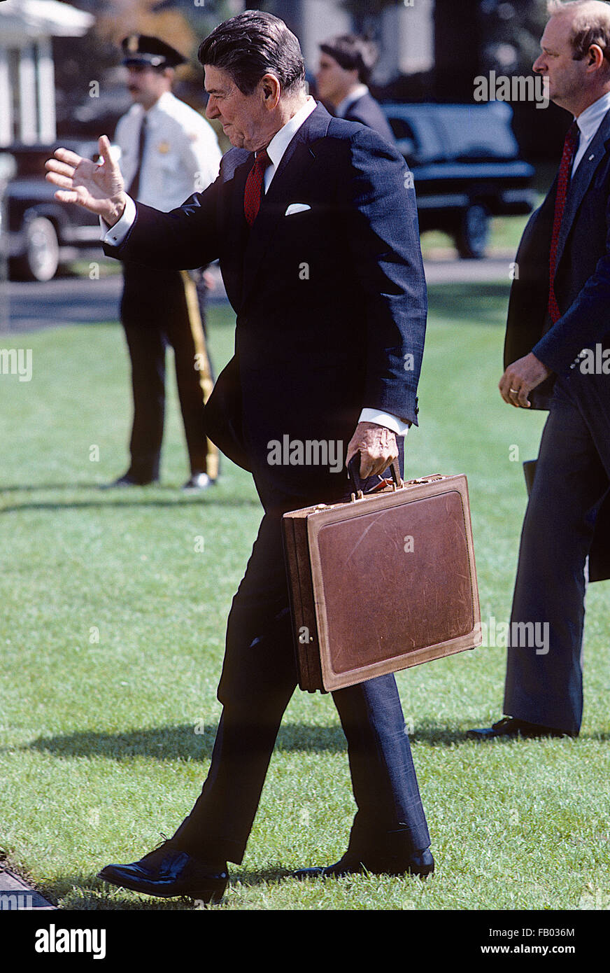 Washington, DC, USA, 1. Oktober 1984 Präsident Ronald Reagan geht zurück auf das Weiße Haus nach der Ankunft auf dem South Lawn in Marine One. Bildnachweis: Mark Reinstein Stockfoto