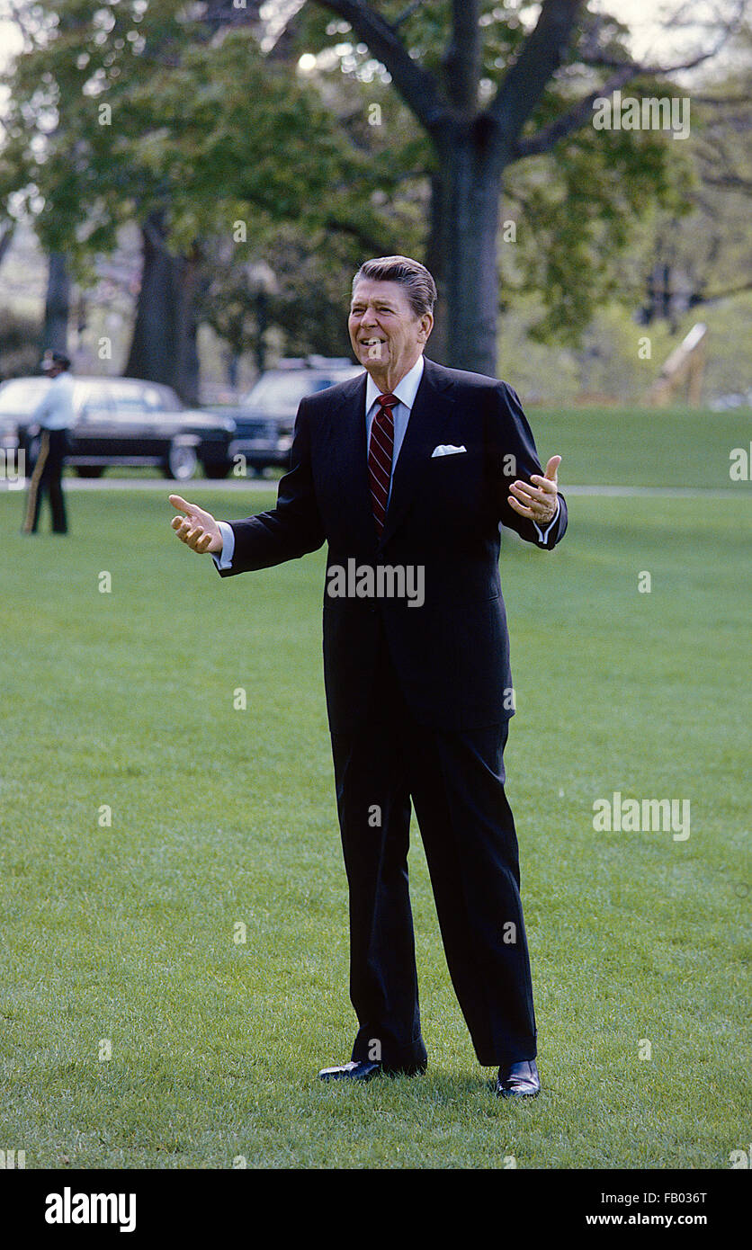 Washington, DC, USA, 1. Juni 1985 Präsident Ronald Reagan geht zurück auf das Weiße Haus nach der Ankunft auf dem South Lawn in Marine One. Bildnachweis: Mark Reinstein Stockfoto