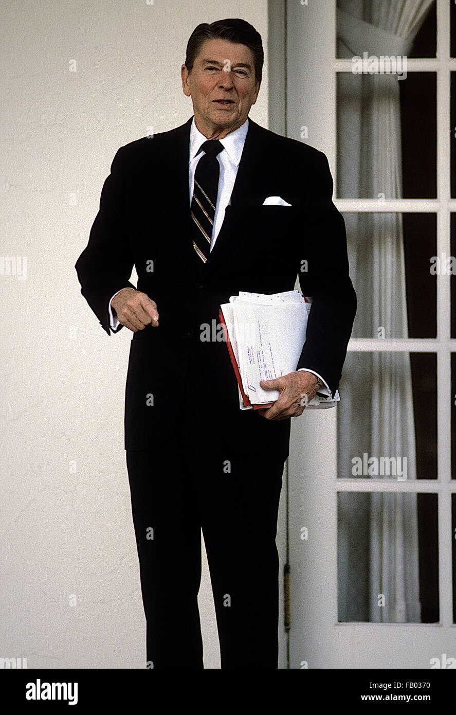 Washington, DC, USA, 30. Januar 1984 Präsident Ronald Reagan spricht mit Reportern im Rosengarten. Bildnachweis: Mark Reinstein Stockfoto