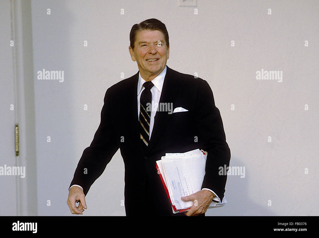 Washington, DC, USA, 30. Januar 1984 Präsident Ronald Reagan spricht mit Reportern im Rosengarten. Bildnachweis: Mark Reinstein Stockfoto