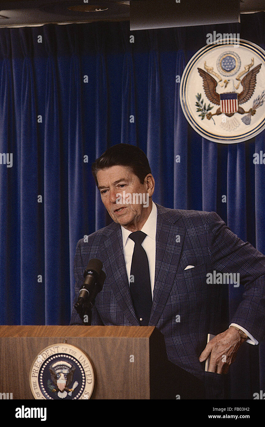 Washington, DC, USA, 27. Dezember 1983 Präsident Ronald Reagan in der Presse-Briefing-Raum Credit: Mark Reinstein Stockfoto