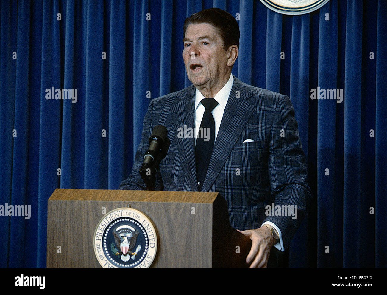 Washington, DC, USA, 27. Dezember 1983 Präsident Ronald Reagan in der Presse-Briefing-Raum während einer kurzen Fragerunde mit Reportern Credit: Mark Reinstein Stockfoto