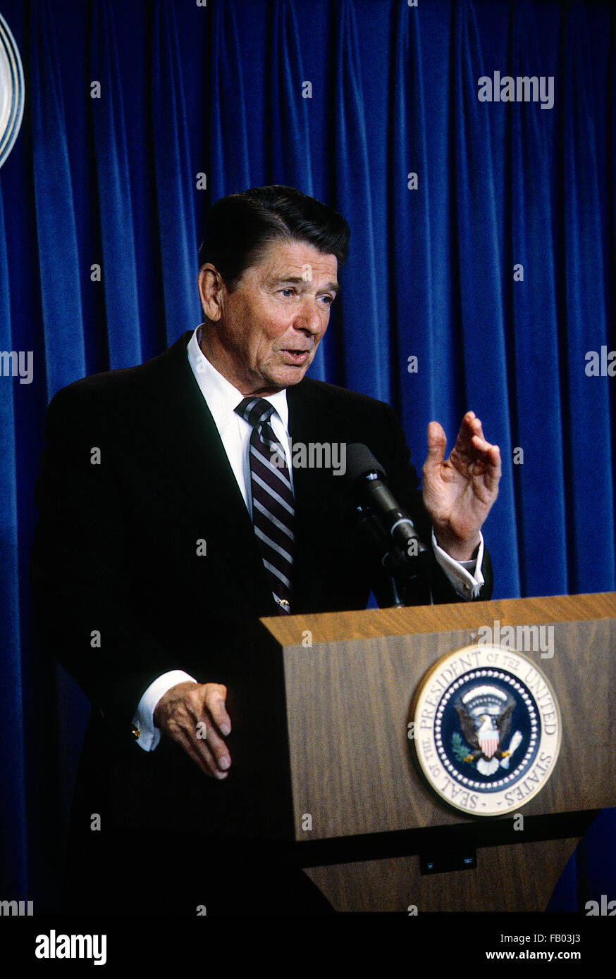 Washington, DC, USA, 1. Mai 1984 Präsident Ronald Reagan Reporter Fragen während einer kurzen Mini Pressekonferenz in der Presse-Briefing-Room des weißen Hauses: Mark Reinstein Stockfoto