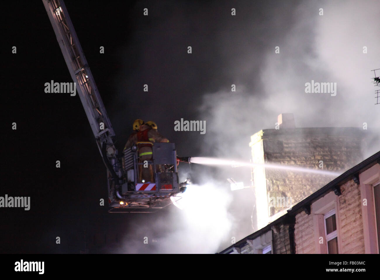 Albert Road, West End Morecambe, Lancashire, schickte UNited Kingdon, 6. Januar 2016, Lancashire Feuer und Rettung Service 6 Pumpen und ein Plattenspieler Applliance gegen einen Brand in Freuden Spielzeug in Albert Road, in der West End Morecambe heute Abend. Eine Person, die in das Gebäude zu der Zeit war das Feuer entdeckt wurde entging das Feuer begann bei ca. 5,30 Lancashire Polizei geschlossene Albert Road zwischen Clarendon und Claremont Road erlauben das Feuer bekämpft werden geschlossen wurde. Bildnachweis: David Billinge/Alamy Live-Nachrichten Stockfoto