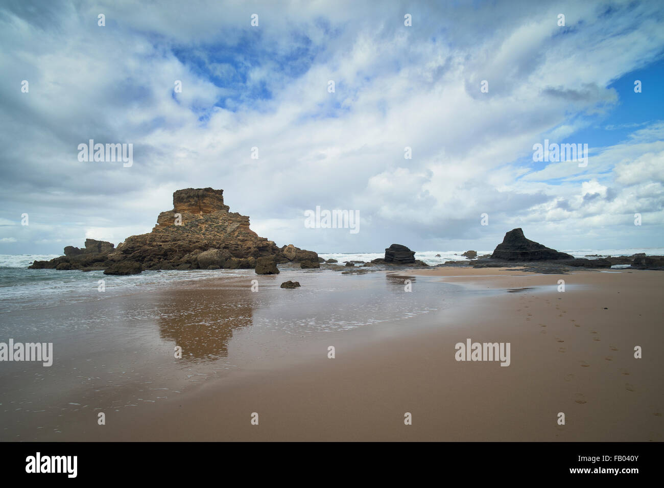 wilde Himmel über Amado Beach, Carrapateira, Algarve, Portugal Stockfoto