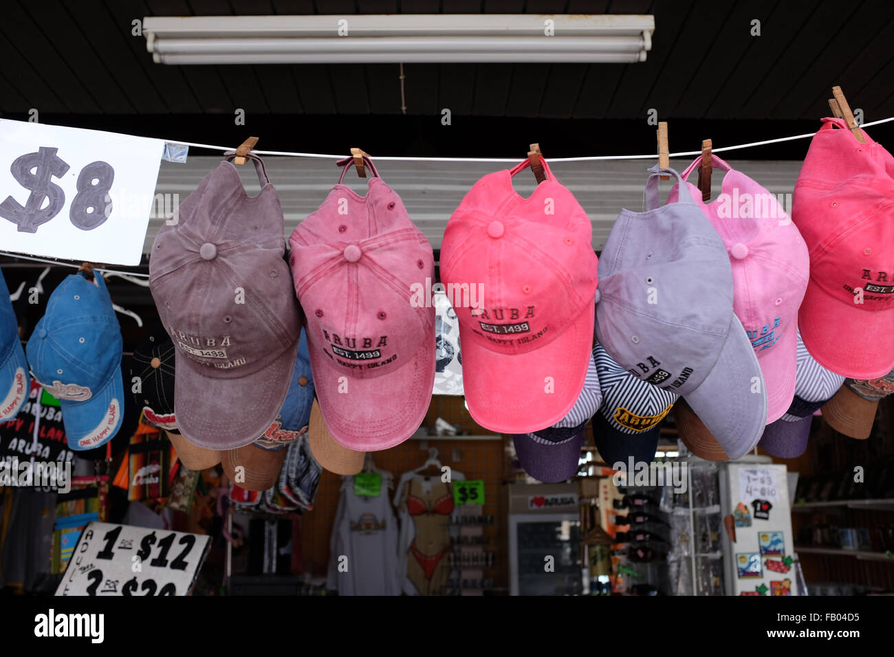 Marktstand in Aruba in der Karibik, Baseball-Kappen zu verkaufen Stockfoto