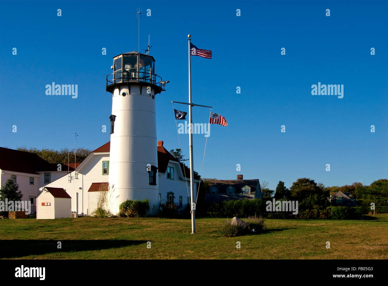 Flaggen von Chatham Lighthouse ist ein beliebter Cape Cod Attraktion im Sommer. Die Touren in seiner einzigartigen achteckigen objektiv Turm während der Sommermonate. Stockfoto