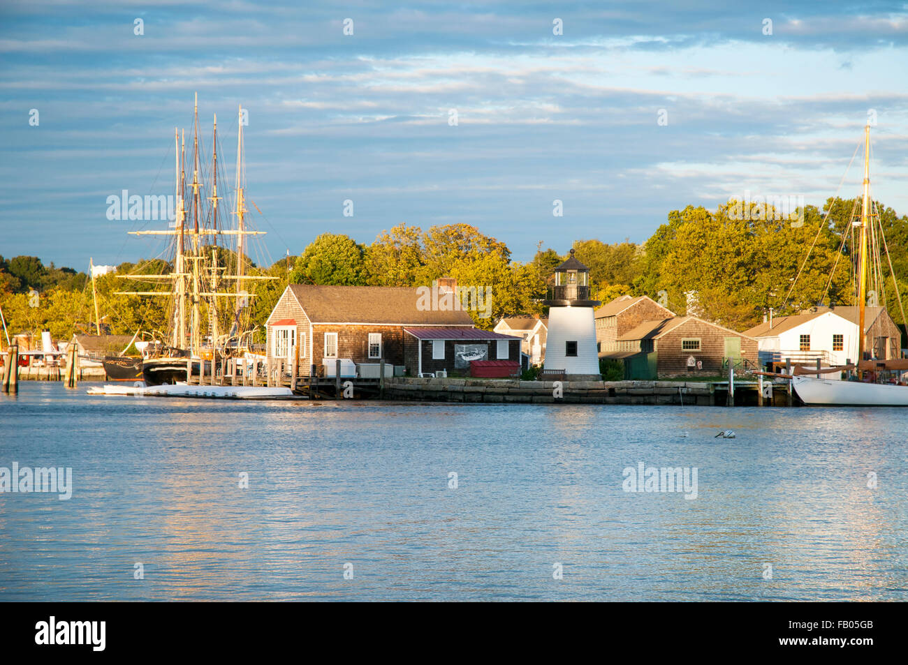Sonne von Mystic Seaport, über den Fluss, einen Outdoor neu Dorf aus dem 19. Jahrhundert und pädagogischen Maritime Museum mit Replik von Leuchtturm. Stockfoto