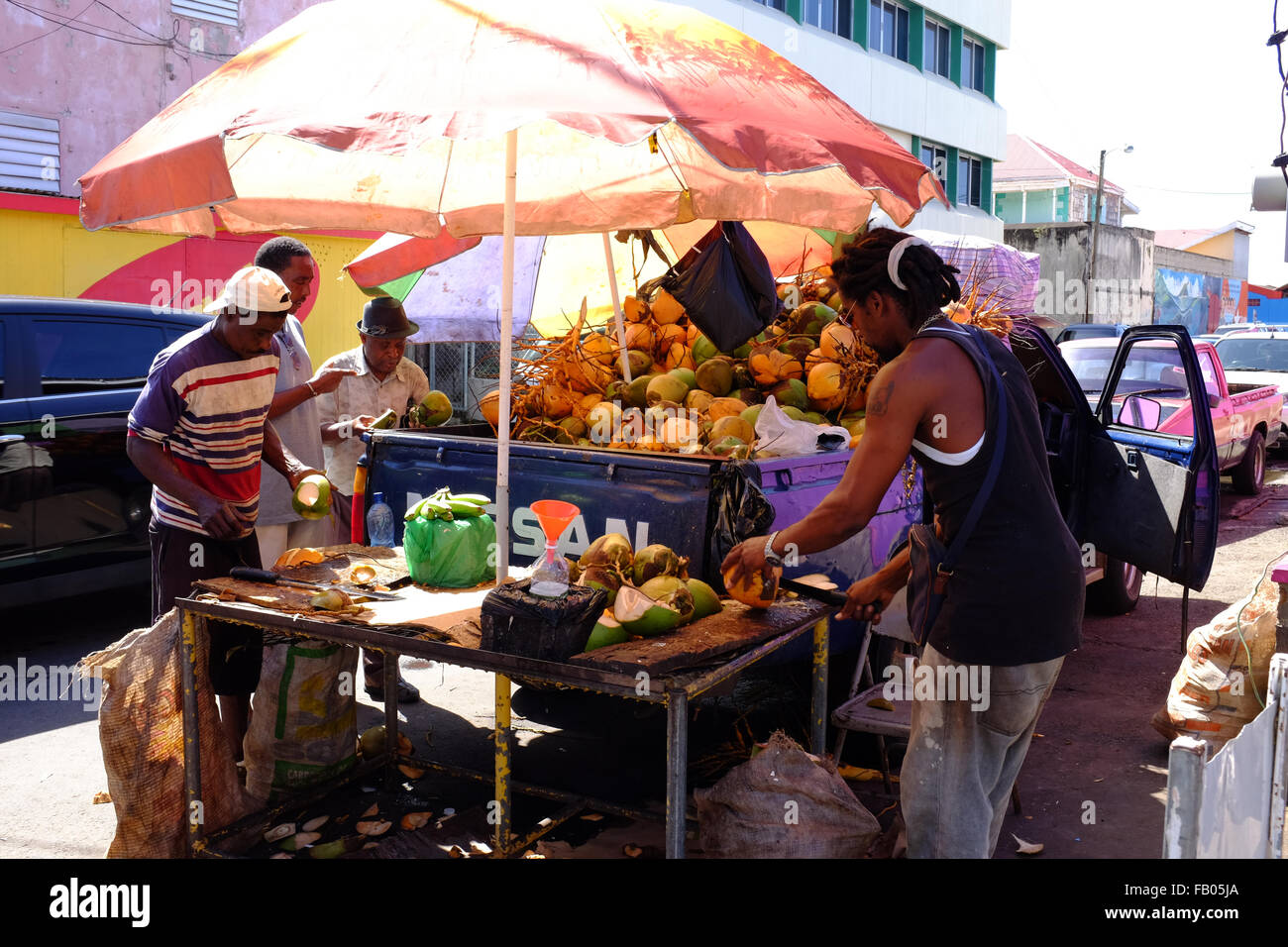 Kokos-Verkäufern auf der Karibikinsel Dominica od Stockfoto