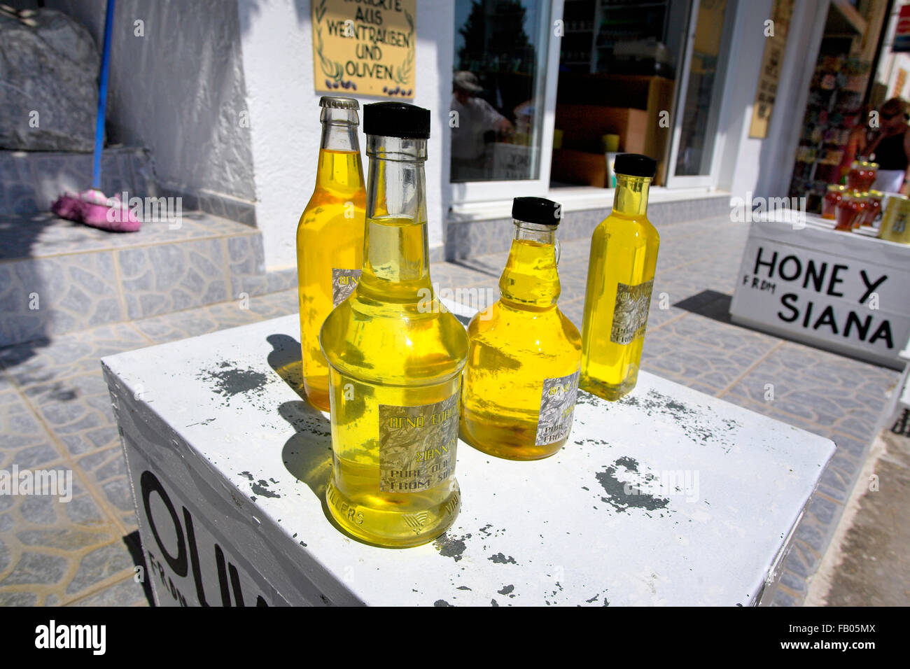 Olivenöl verkauft im Dorf Siana, Insel Rhodos, Griechenland Stockfoto