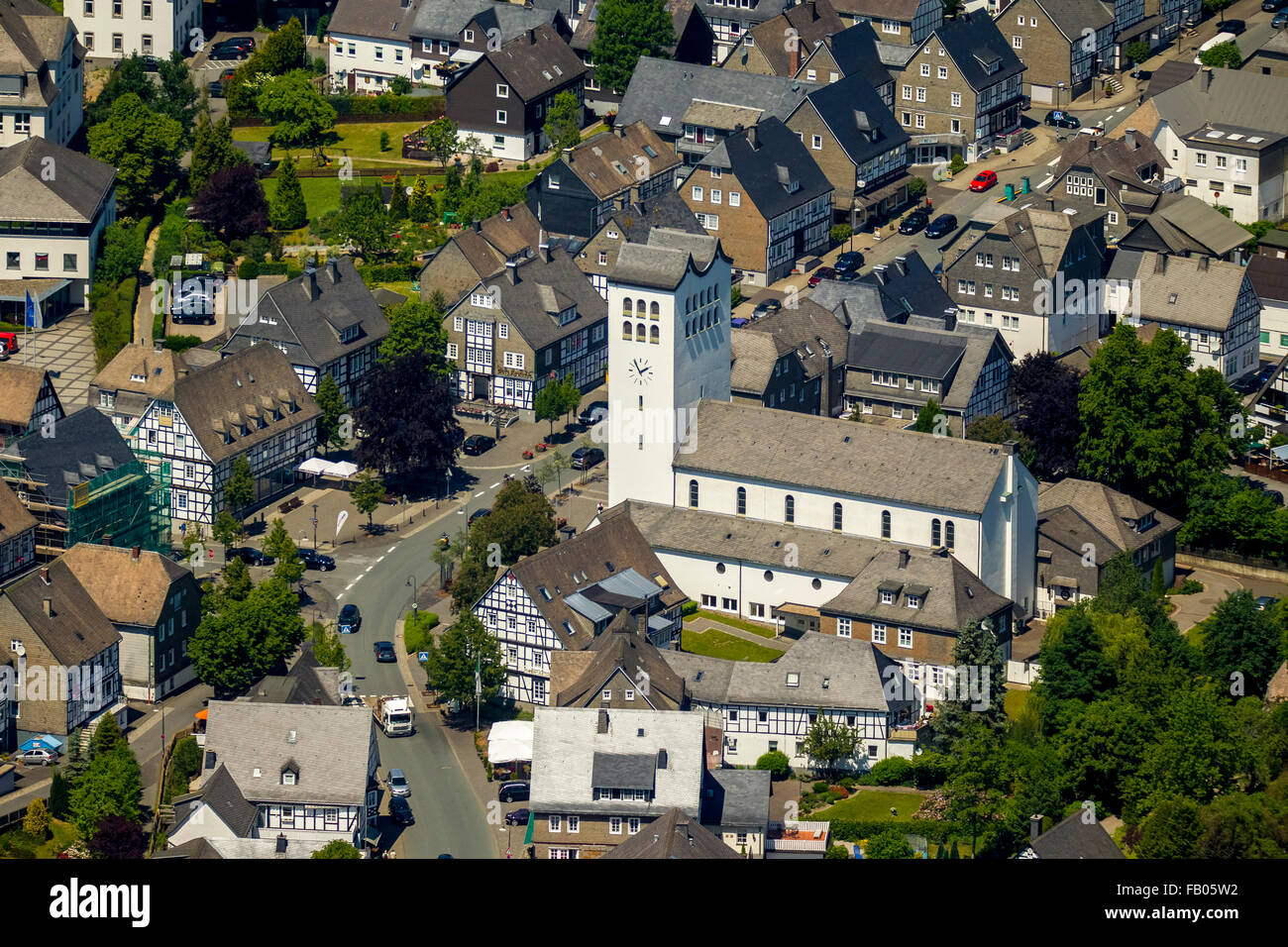 Pfarrei Kirche St. Georg, Bad Fredeburg, Schmallenberg, Sauerland, Nordrhein-Westfalen, Deutschland, Europa, Luftbild, Stockfoto