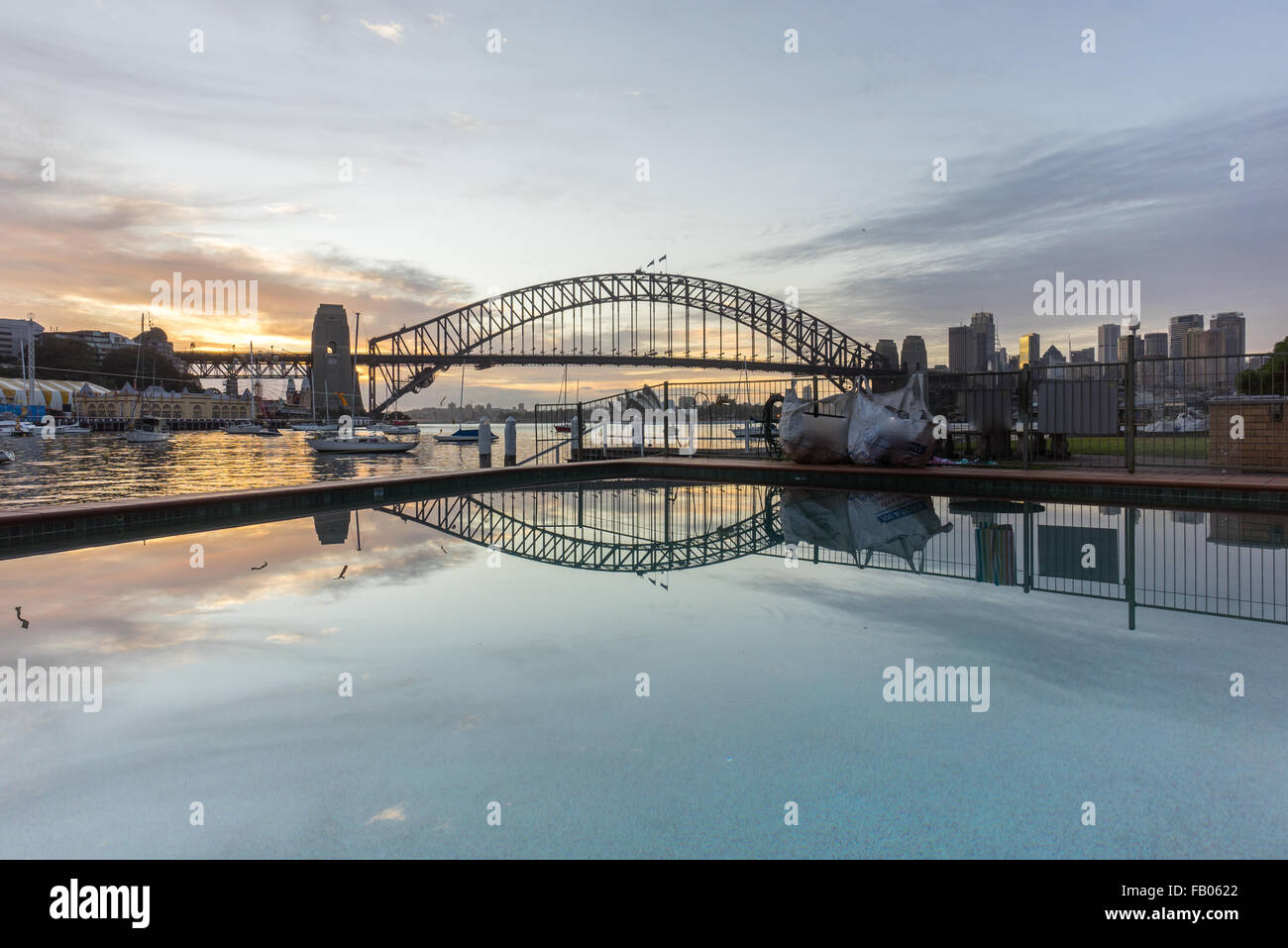 Wunderschönen Sonnenaufgang Szene am Sydney Harbour Bridge mit dramatischer Himmel Farbe und Reflexion Stockfoto