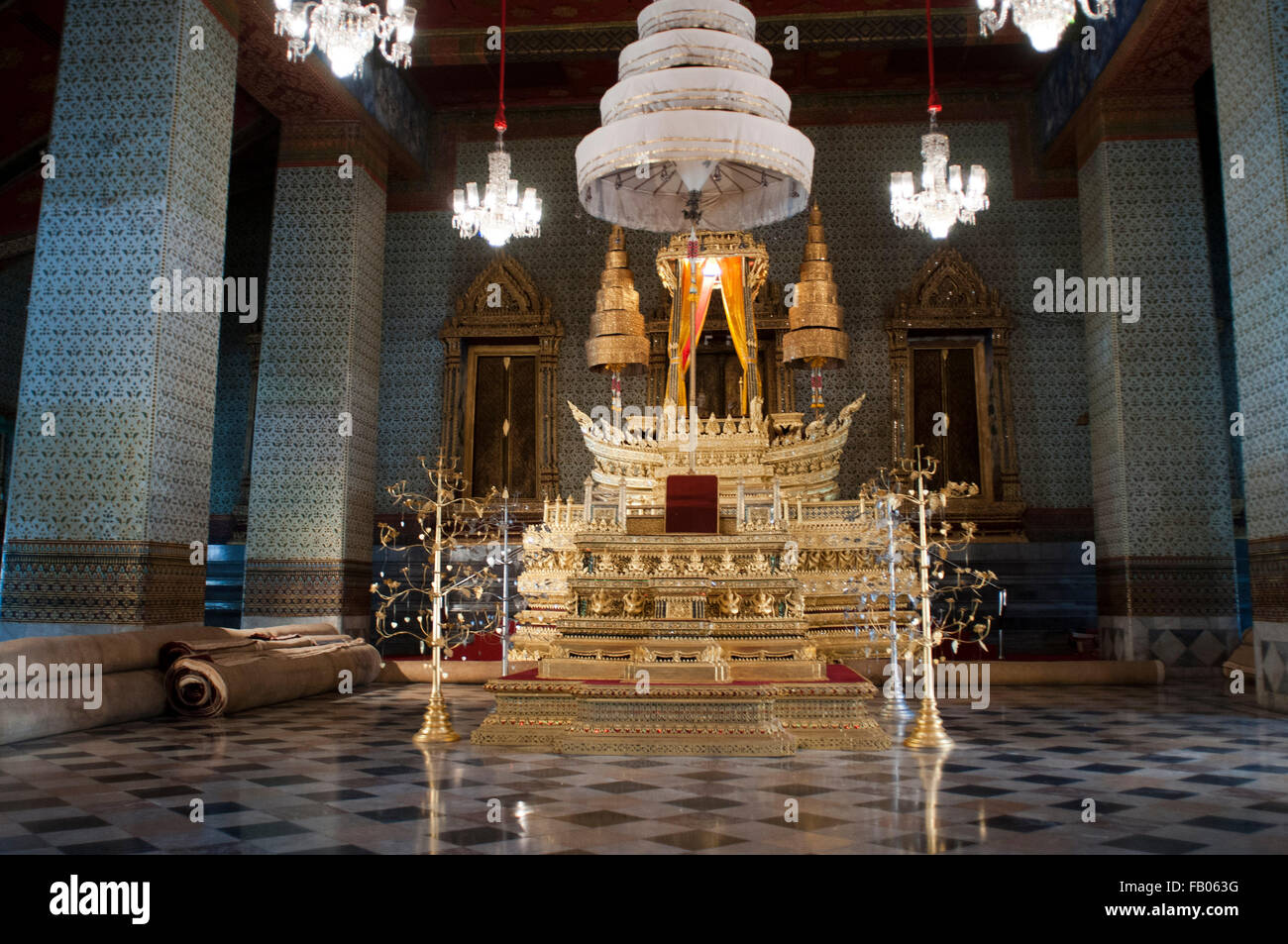 Smaragd-Buddha-Tempel Zimmer im The Grand Palace. Das königliche Kloster von den Smaragd-Buddha, Bangkok, Thailand. In dem Grand Palace, sehen wir die magische Thai-Architektur mit ihren spitzen Dächern, Schnitzereien und Skulpturen von unschätzbarem Wert, ein Replikat der Angkor-Tempel und der berühmte Smaragd-Buddha im Tempel Wat Phra Kaew, eine geschnitzte Buddha aus jade von der Stadt Chiang Mai, die beliebt und verehrt von allen Thailand Buddha ist. Stockfoto