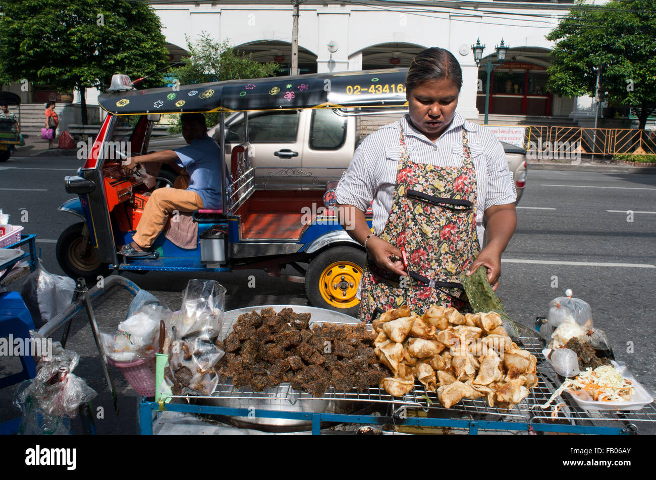 Knödel und Fast-Food für den Verkauf vor dem Grand Palace in Bangkok, Thailand. Fertig gegrillte Thai Paprikawürste am Spieß Bangkok Thailand Stockfoto