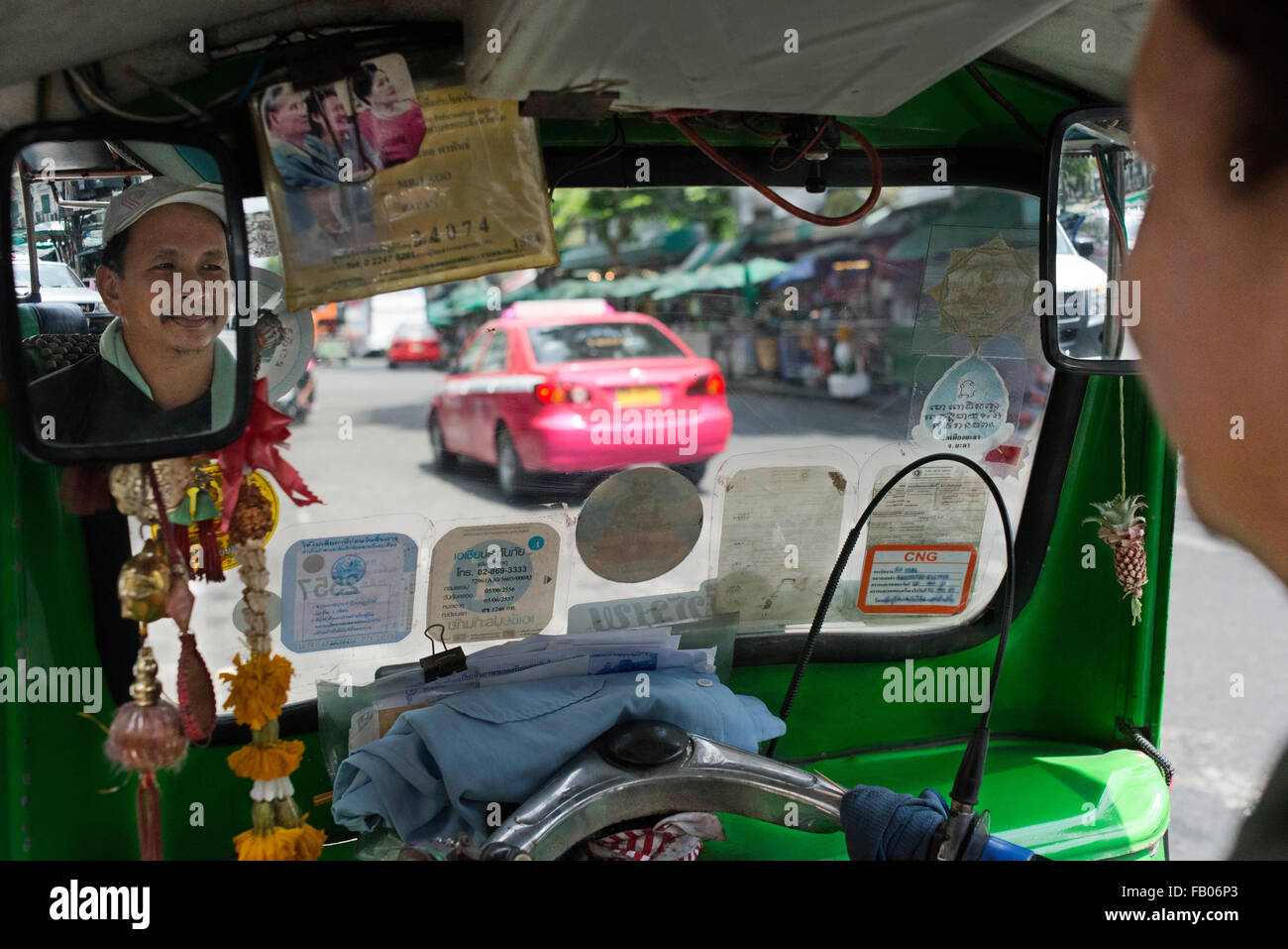 Im Inneren ein Tuc Tuc in Bangkok-Treiber von Tuk-Tuks in Bangkok. Tuc-Tuc-Fahrer In Bangkok Thailand Südostasien Stockfoto
