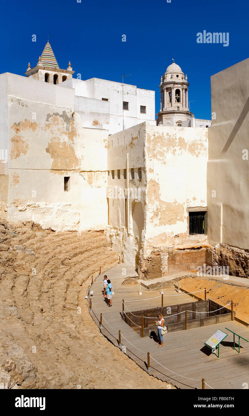 Römisches Theater. In den Dächern steht am rechten Turm der Kathedrale, und auf der linken Seite den Glockenturm der Kirche von Santa Cruz. Stockfoto