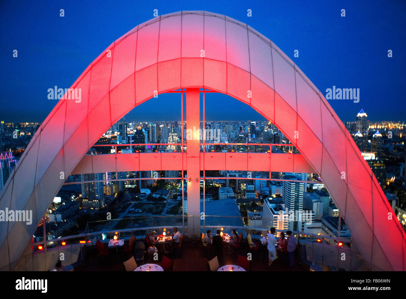 Roter Himmel Restaurant auf der Dachterrasse. Bangkok. Thailand. Auf der obersten Etage des Wolkenkratzers Centara Grand in der Innenstadt. Die Ansicht Ch Stockfoto