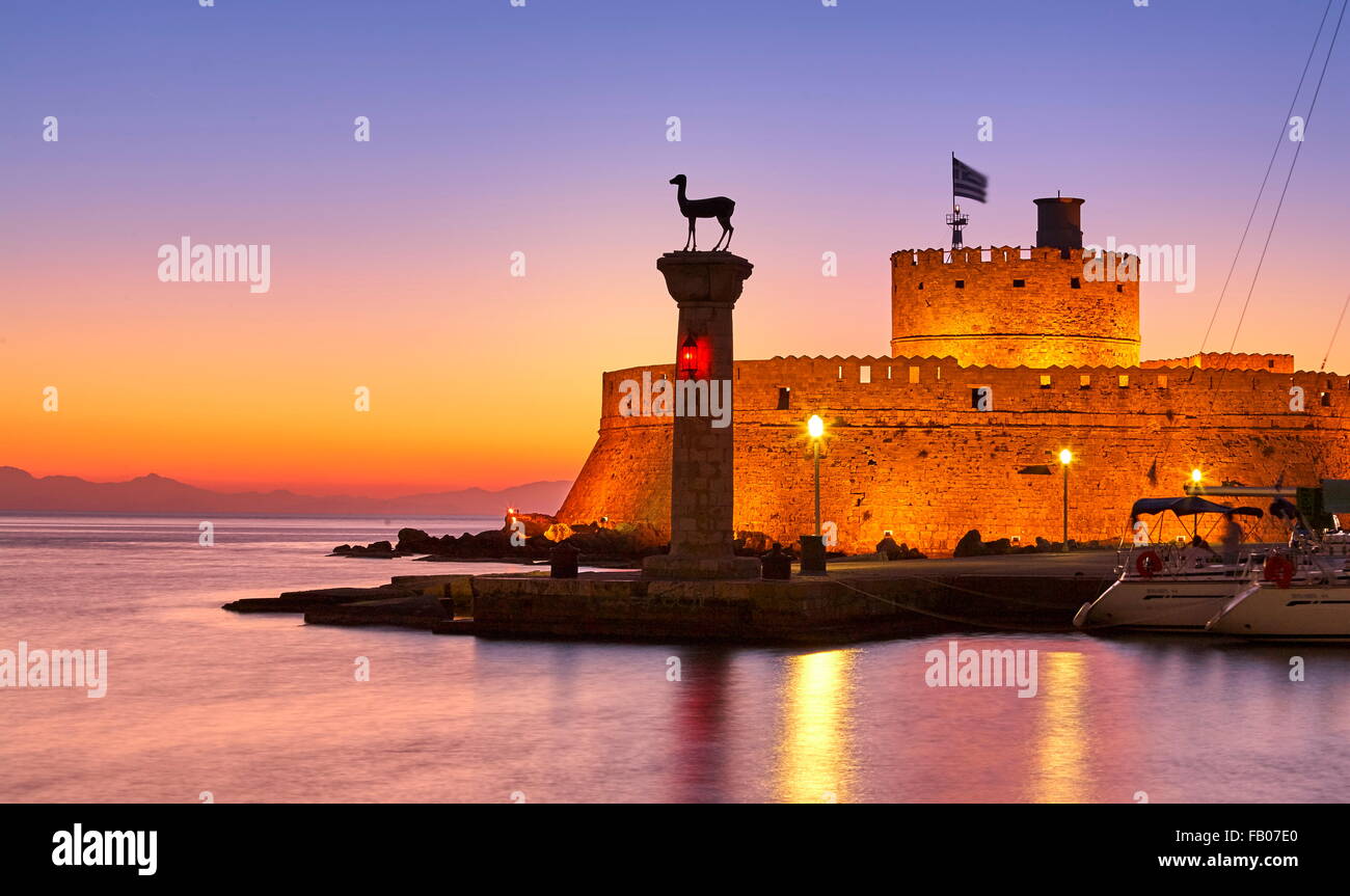 MandrakiHafen und Festung Agios Nicolaos vor Sonnenaufgang, Rhodos