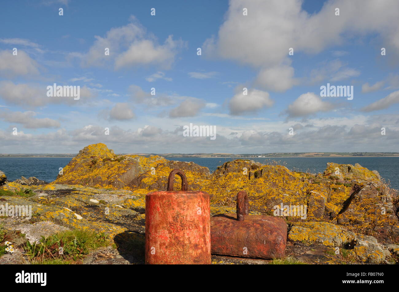 Bunte alten rostigen Liegeplatz Poller Ballycotton Insel, County Cork, Irland Stockfoto