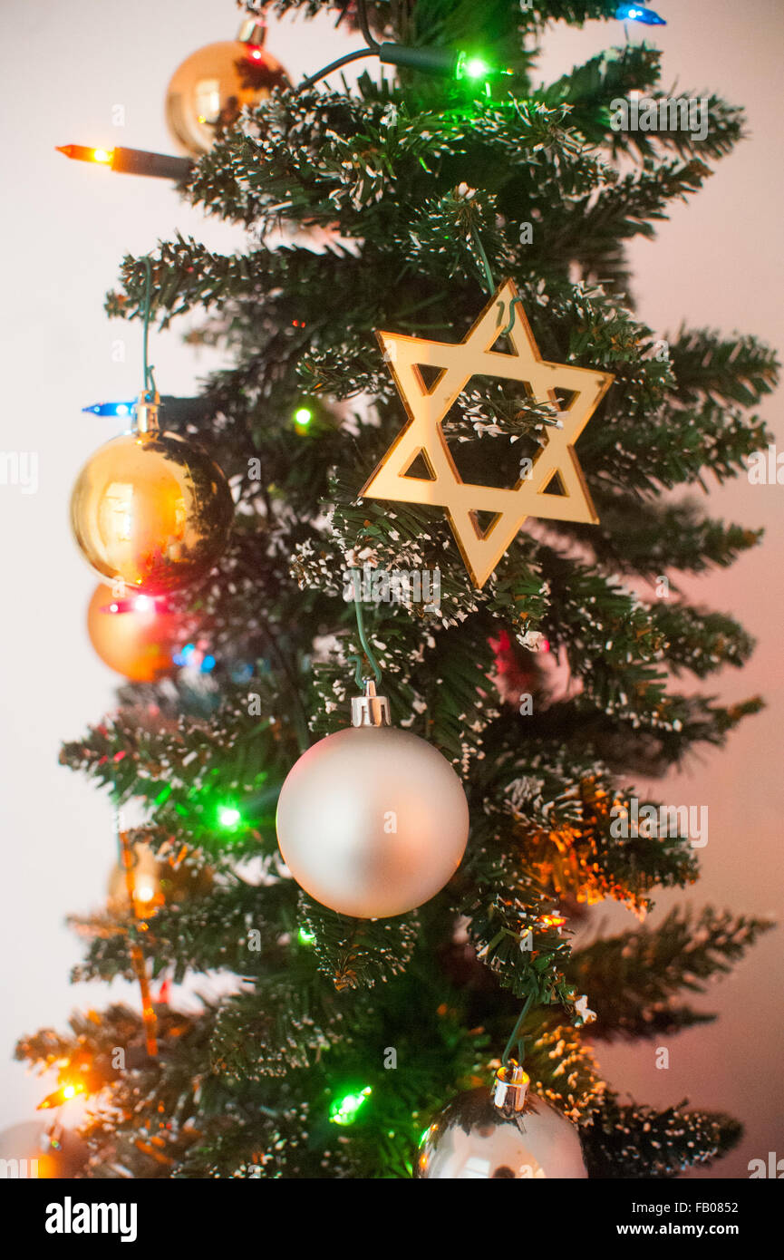 Jüdische Davidstern am Weihnachtsbaum. Stockfoto