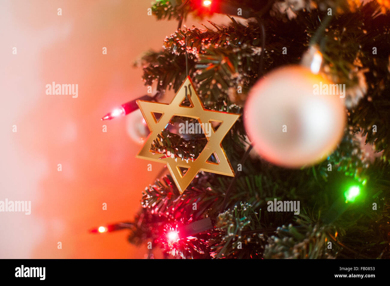 Jüdische Davidstern am Weihnachtsbaum. Stockfoto