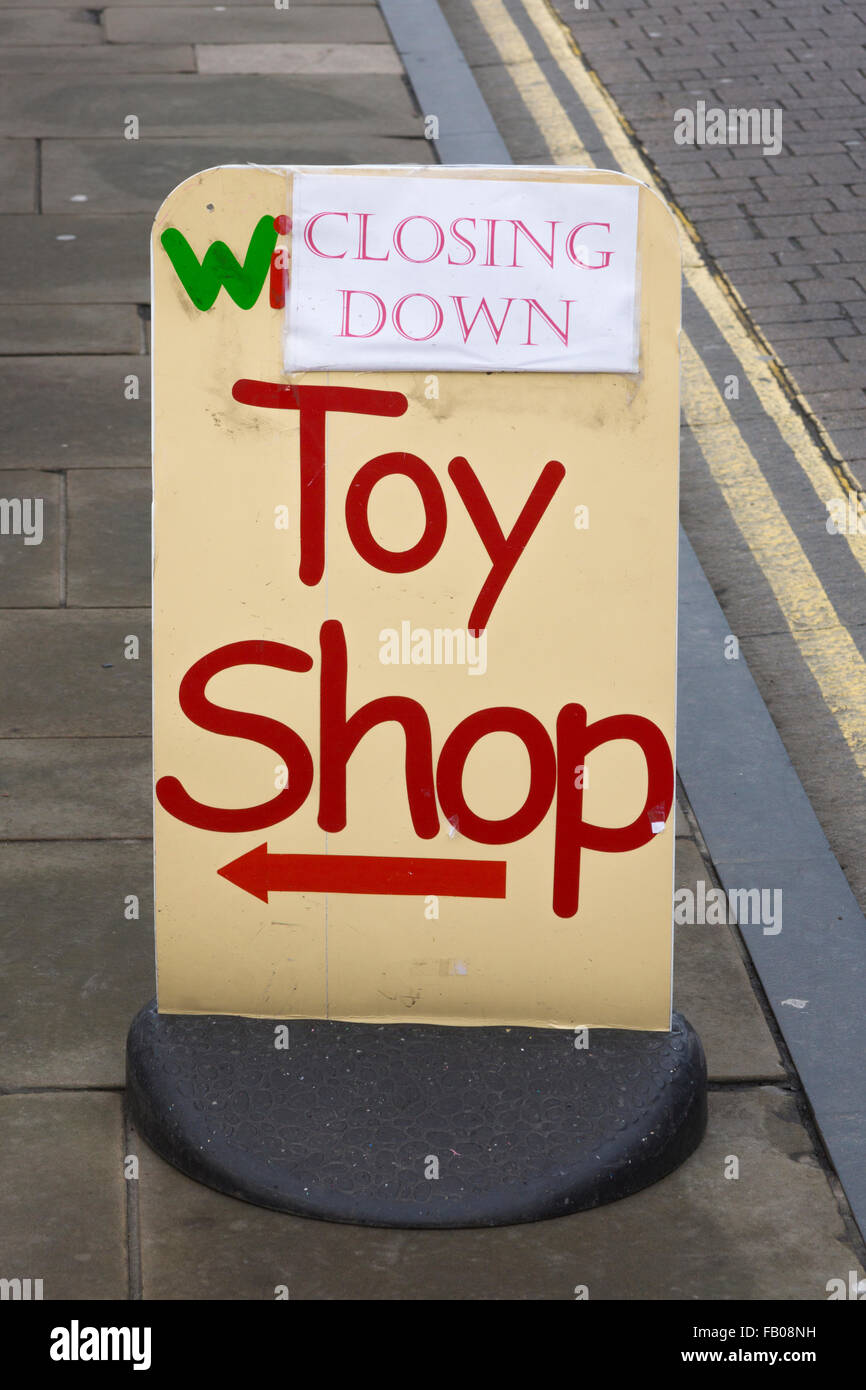 Ein Werbeschild für ein Spielzeugladen in Stratford-upon-Avon, mit "Closing Down" hinzugefügt Stockfoto