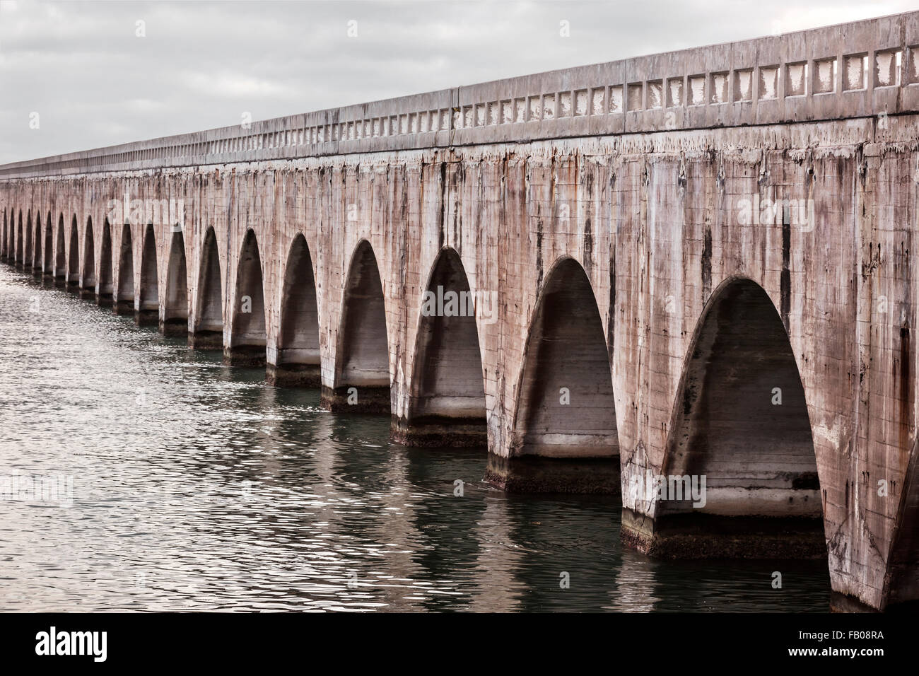 Bögen von alten East Coast Railway steinerne Brücke verbindet Florida Keys, Vereinigte Staaten von Amerika. Stockfoto