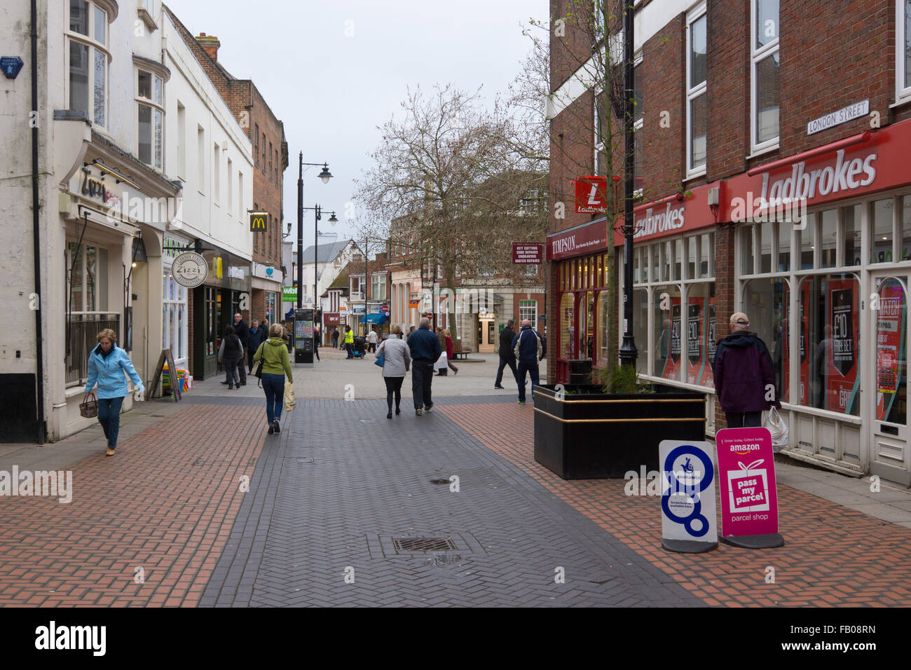 London Street, bekannt als 'Top of Town' in Basingstoke, und ist das historische Herz der Stadt Stockfoto