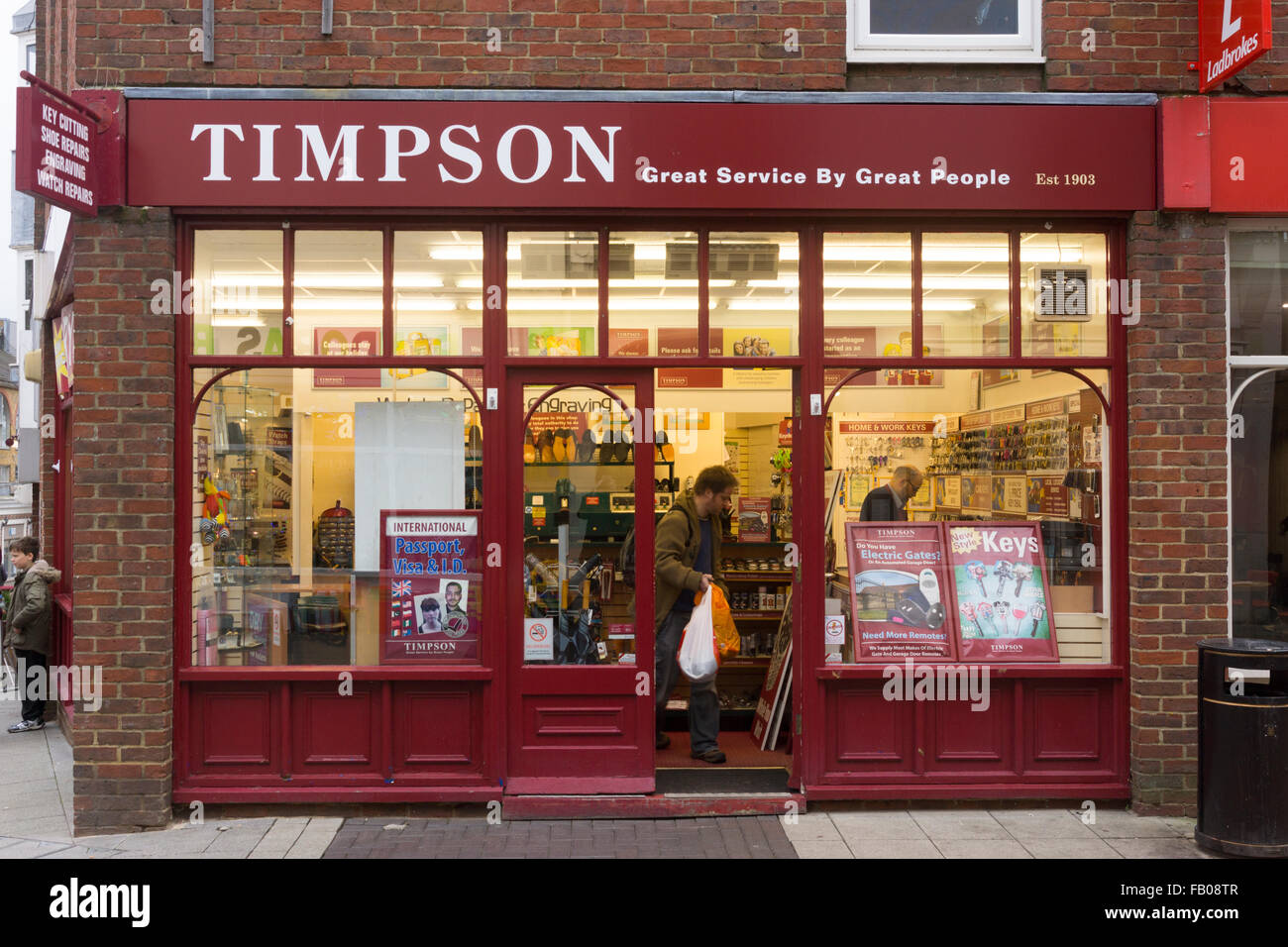 Timpson ist ein britischer multinationaler Einzelhändler, der sich auf Schuhreparaturen, Schlüsselschneiden, Schlosserdienste und Gravuren spezialisiert hat. London Street, Basingstoke, Großbritannien Stockfoto