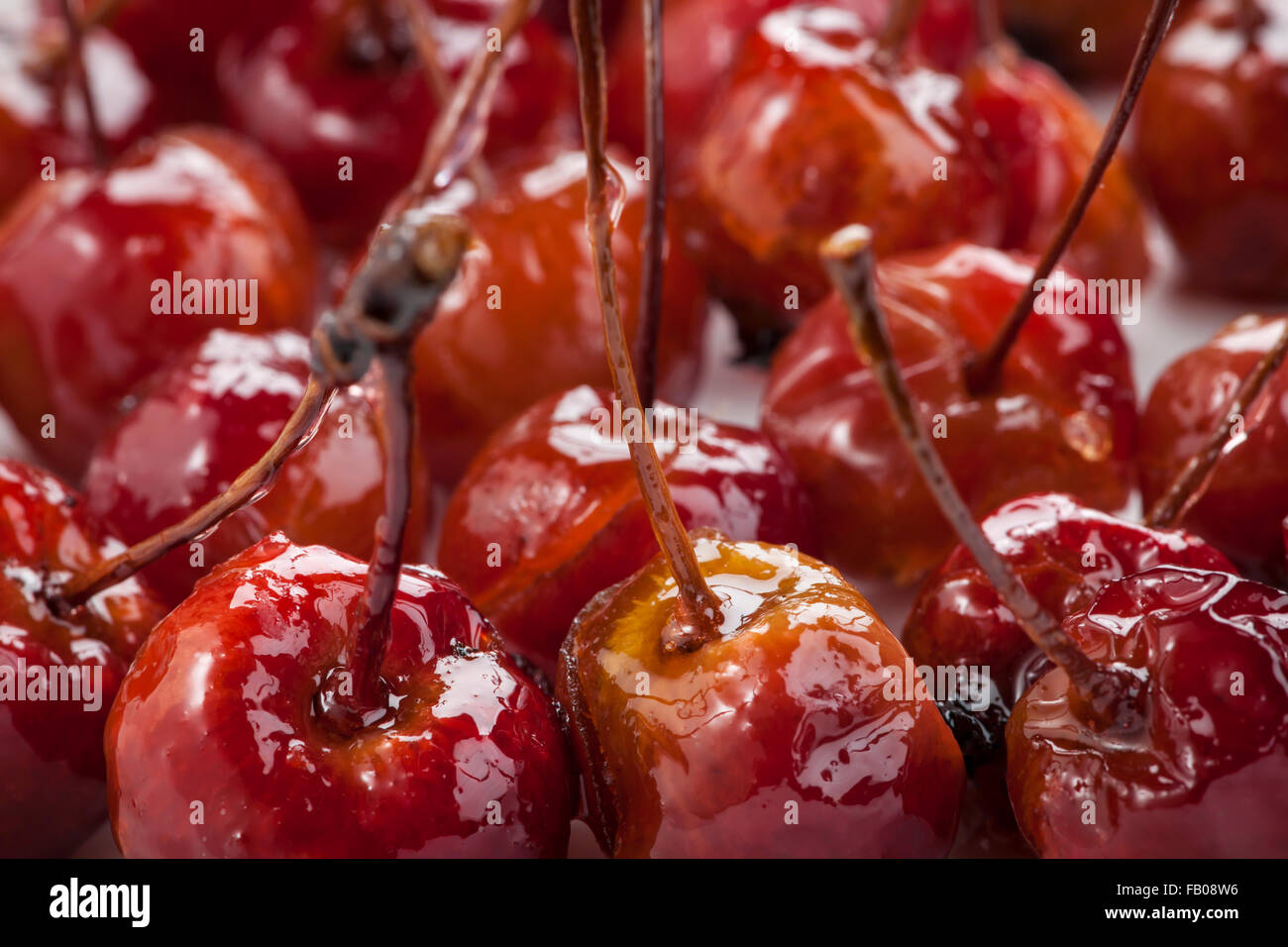 Hausgemachte rote kandierte Holzäpfel als süßes Dessert, Nahaufnahme Stockfoto