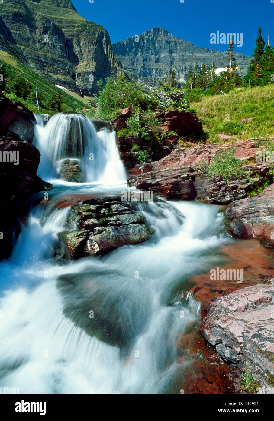 Baring Creek Kaskadierung unten Matahpi Peak im Glacier National Park, montana Stockfoto