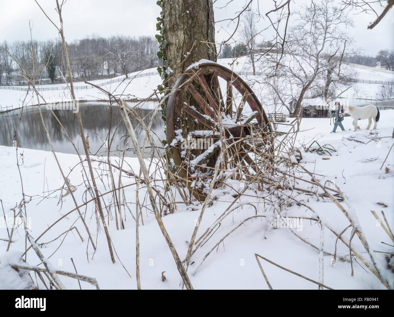 Antikes Wagenrad im Schnee - malerischen Bauernhof Stockfoto