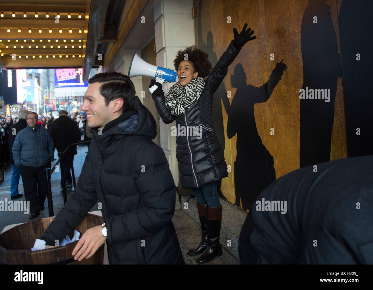 New York, NY, USA. 6. Januar 2016. Ein Theater-Mitarbeiter verkündet die Gewinner als '' Hamilton'' Lotterie wird fortgesetzt in der Richard Rodgers Theater am West 46th Street nach gestrigen Online-Lotterie Crash, Hunderte versammelten sich am Theater für eine Chance auf $10 Sitze, Dienstag, 6. Januar 2015. Bildnachweis: Bryan Smith/ZUMA Draht/Alamy Live-Nachrichten Stockfoto